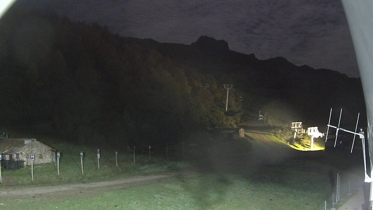 Live image of Fuentes de Invierno: Base and chairlift